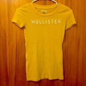 Cute simple tshirt. Awesome with shorts and jeans :)